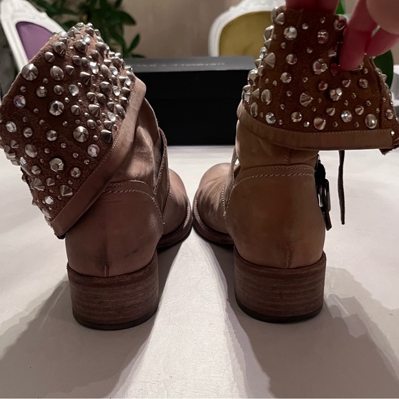 Ankle boots with studded flaps. - Picture 3 of 14